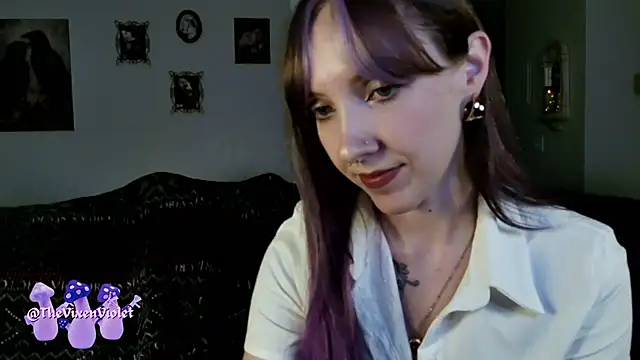 Snapshot of thevixenviolet chatting on October 2025 12:55:01 AM thevixenviolet online show from October 2025 12:55:01 AM