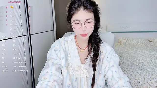 Snapshot of White-Star chatting on January 2025 06:10:02 PM White-Star online show from January 2025 06:10:02 PM