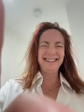 Snapshot of LouiseTswing chatting on June 2026 02:06:02 PM LouiseTswing online show from June 2026 02:06:02 PM