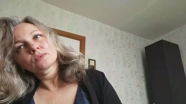 Snapshot of EdithManning chatting on June 2026 07:43:01 AM EdithManning online show from June 2026 07:43:01 AM
