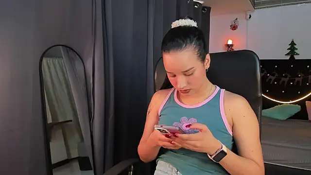 Snapshot of emilyrouxe chatting on December 2024 02:53:01 PM emilyrouxe online show from December 2024 02:53:01 PM