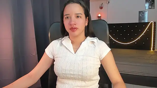 Snapshot of emilyrouxe chatting on January 2025 03:28:01 PM emilyrouxe online show from January 2025 03:28:01 PM