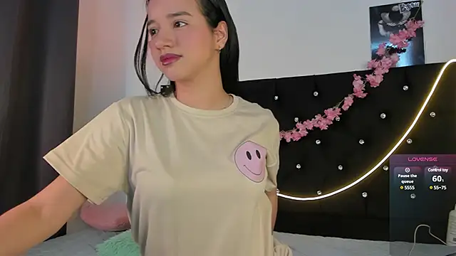 Snapshot of emilyrouxe chatting on January 2025 04:32:02 PM emilyrouxe online show from January 2025 04:32:02 PM