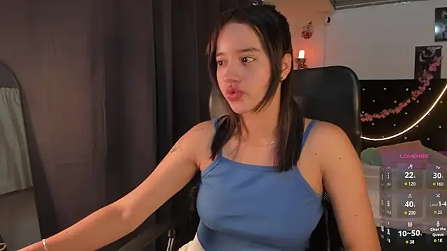 Snapshot of emilyrouxe chatting on February 2025 04:07:01 PM emilyrouxe online show from February 2025 04:07:01 PM