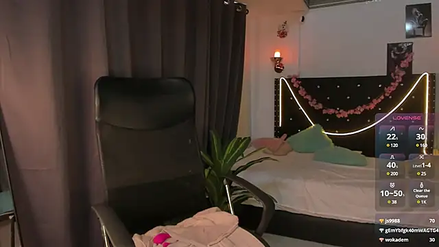 Snapshot of emilyrouxe chatting on February 2025 08:33:02 PM emilyrouxe online show from February 2025 08:33:02 PM