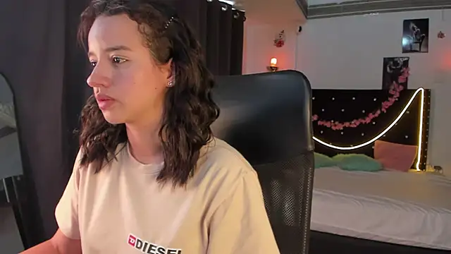 Snapshot of emilyrouxe chatting on March 2025 05:58:02 PM emilyrouxe online show from March 2025 05:58:02 PM