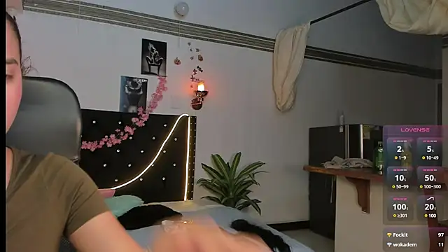 Snapshot of emilyrouxe chatting on March 2025 07:27:02 PM emilyrouxe online show from March 2025 07:27:02 PM