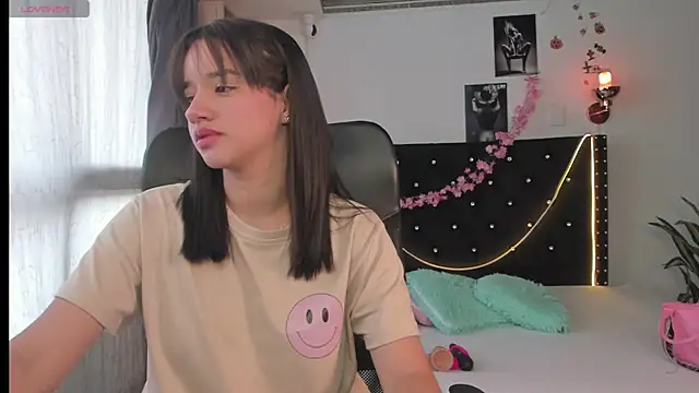 Snapshot of emilyrouxe chatting on March 2025 02:19:01 PM emilyrouxe online show from March 2025 02:19:01 PM