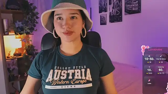 Snapshot of emilyrouxe chatting on September 2025 02:11:01 PM emilyrouxe online show from September 2025 02:11:01 PM