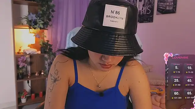 Snapshot of emilyrouxe chatting on October 2025 02:48:01 PM emilyrouxe online show from October 2025 02:48:01 PM