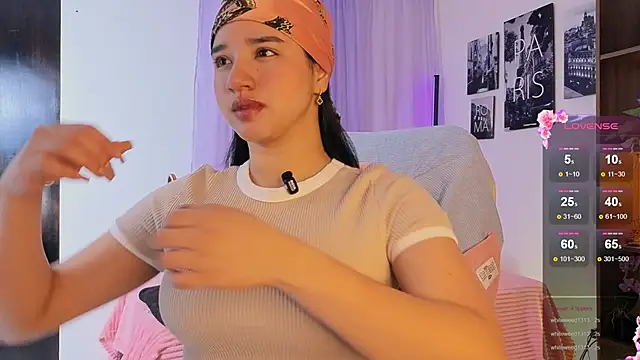 Snapshot of emilyrouxe chatting on October 2025 03:22:02 PM emilyrouxe online show from October 2025 03:22:02 PM