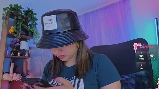 Snapshot of emilyrouxe chatting on November 2025 04:09:02 PM emilyrouxe online show from November 2025 04:09:02 PM