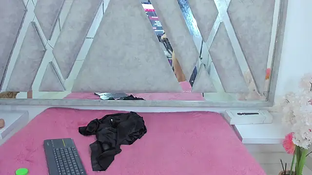 Annie9  online show from January 2025 10:26:01 PM