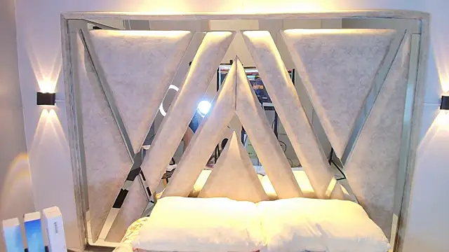 Annie9  online show from October 2025 07:12:01 PM