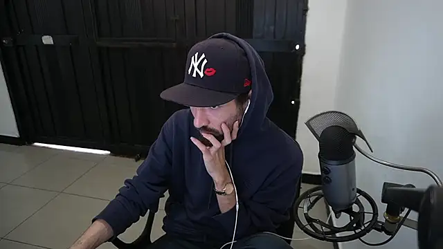 Snapshot of Your_Ice_cream chatting on December 2024 04:06:01 PM Your Ice cream online show from December 2024 04:06:01 PM