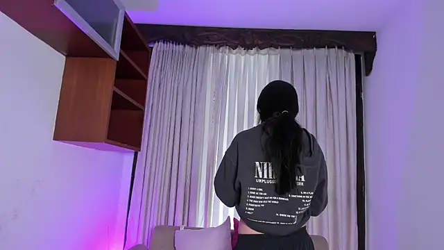 HannaRhodes online show from November 2025 01:43:03 PM