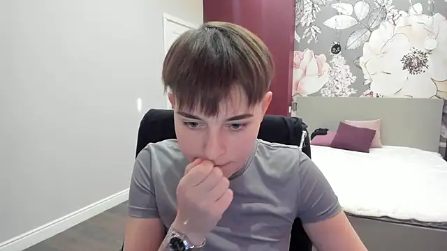 EmiliaYours online show from September 2025 01:57:02 PM