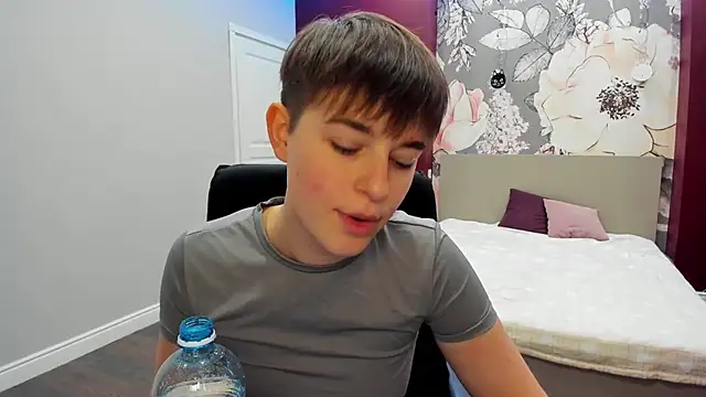 EmiliaYours online show from October 2025 01:42:02 PM