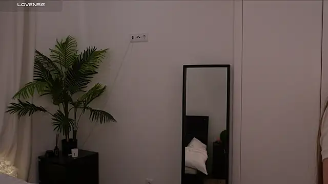 Lilly Colins online show from January 2025 03:00:02 PM