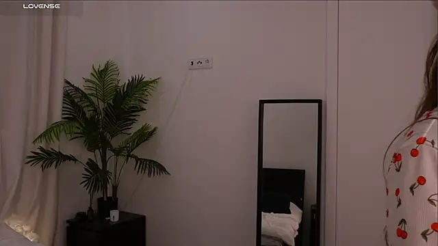 Lilly Colins online show from January 2025 05:59:01 PM