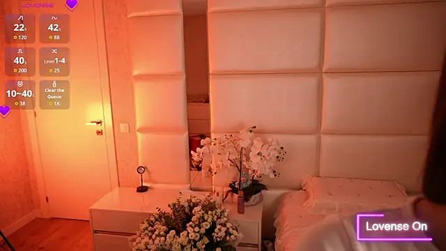 Lilly Colins online show from October 2025 06:18:02 PM