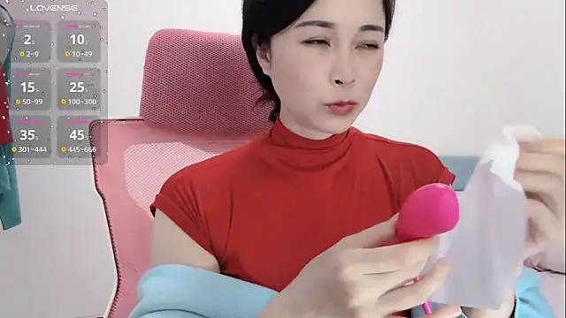 Qwi-V1 online show from January 2025 11:55:01 PM