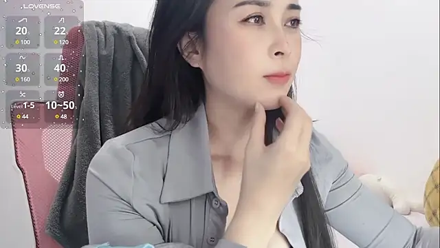 Qwi-V1 online show from January 2025 11:43:01 PM