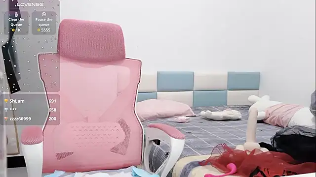 Qwi-V1 online show from February 2025 02:11:02 AM