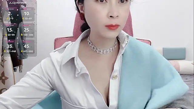 Qwi-V1 online show from February 2025 11:37:02 PM