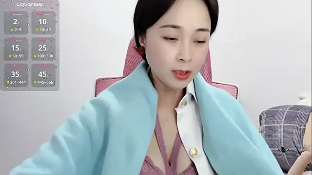 Qwi-V1 online show from February 2025 11:13:02 PM