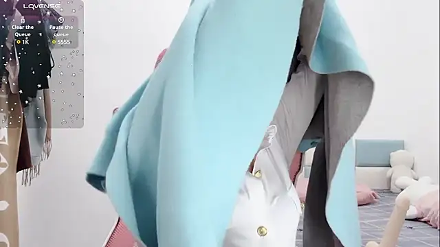 Qwi-V1 online show from February 2025 11:04:02 PM