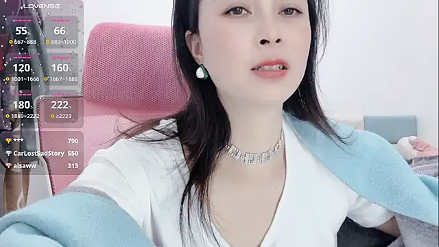 Qwi-V1 online show from February 2025 03:07:02 AM