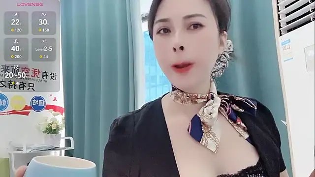 Qwi-V1 online show from October 2025 06:14:02 AM