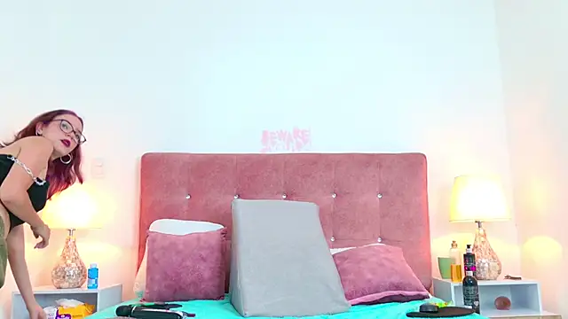 LiliFox18 online show from December 2024 05:57:02 PM