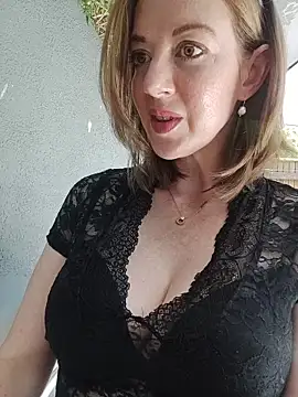 TopsyNextDoor online show from November 2025 11:32:02 AM