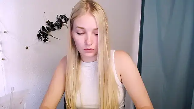 Snapshot of Queen_ofLove chatting on June 2026 08:05:02 AM Queen ofLove online show from June 2026 08:05:02 AM