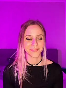 lunawolf21 online show from December 2024 07:11:01 PM