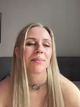 lunawolf21 online show from February 2025 07:00:01 AM