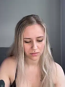 lunawolf21 online show from February 2025 07:05:01 AM