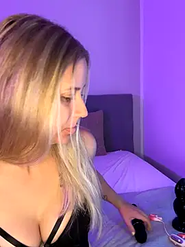 lunawolf21 online show from October 2025 06:22:02 AM