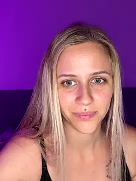 lunawolf21 online show from October 2025 06:39:01 PM