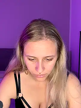 lunawolf21 online show from October 2025 06:47:01 AM