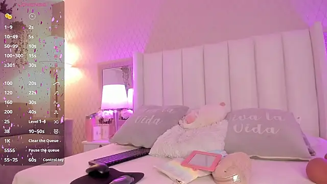 Snapshot of SophiaSmiiths_ chatting on February 2025 08:31:01 PM SophiaSmiiths online show from February 2025 08:31:01 PM