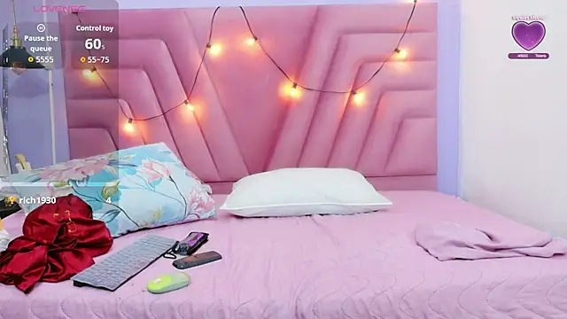 hornybarelylegalgirl online show from April 2026 12:25:01 PM