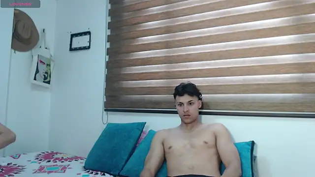 Snapshot of AshleyandTyler chatting on February 2025 08:33:02 PM AshleyandTyler online show from February 2025 08:33:02 PM