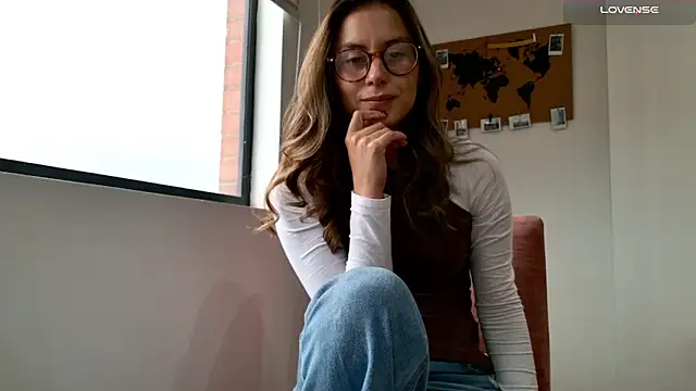 Emmy petit online show from December 2025 08:28:02 PM