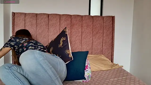 Emmy petit online show from May 2026 08:06:01 PM
