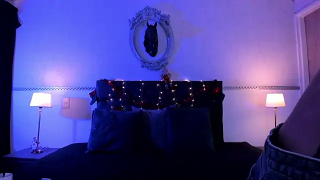 Snapshot of RomeroMoon chatting on December 2024 01:06:01 PM RomeroMoon online show from December 2024 01:06:01 PM