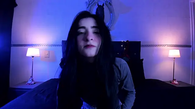 Snapshot of RomeroMoon chatting on December 2024 01:06:02 PM RomeroMoon online show from December 2024 01:06:02 PM