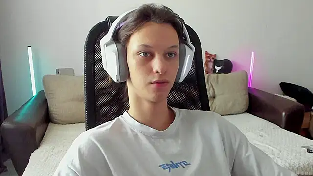 Ostin meow online show from February 2026 07:36:01 AM